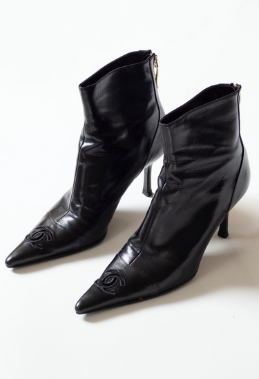 Chanel vintage boots in black leather with interlocking CC logo embroidery - side profile