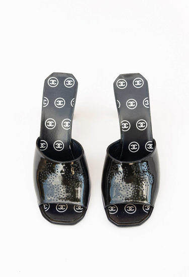 Chanel mules in black patent leather with engraved ‘CC’ logo - front view