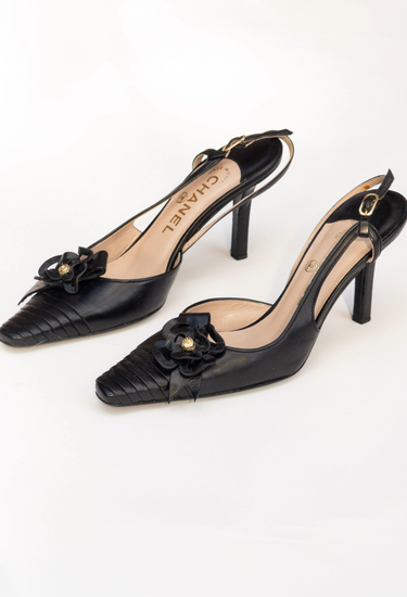 Chanel vintage Camellia heels inblack leather with camellia flower and a golden CC-embossed button - side profile