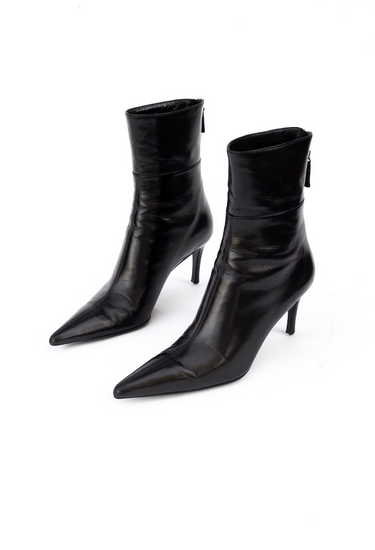 Gucci Tom Ford Era ankle boots in black leather - angled view