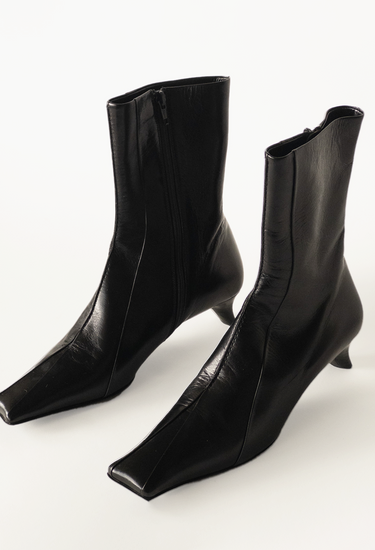 Prada vintage square toe boots in black leather, 90s - side profile