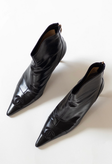 Chanel vintage boots in black leather with interlocking CC logo embroidery - top view