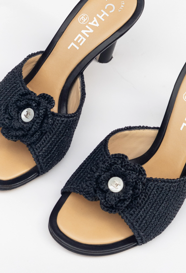 Chanel Camellia heels in black leather with crocheted raffia and CC pearl  button - material/texture close-up