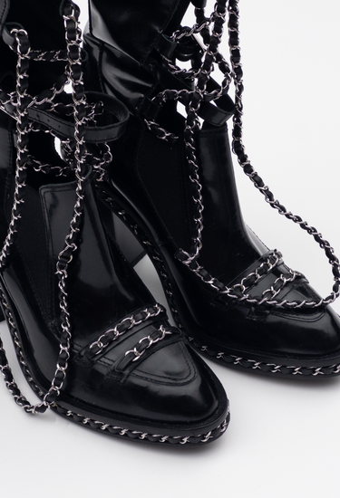 Chanel boots in black patent leather with silver-tone chain, 2013 - material/texture close-up