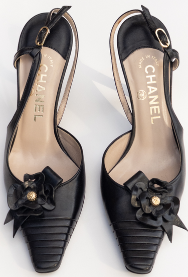 Chanel vintage Camellia heels inblack leather with camellia flower and a golden CC-embossed button - front view