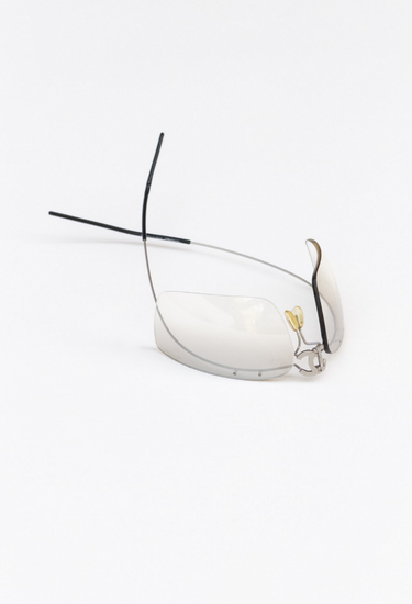Chanel vintage fold-up glasses with CC logo - hardware close-up
