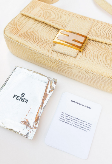 Fendi vintage baguette Bagb in gold textured leather with gold metal FF clasp - logo/branding detail