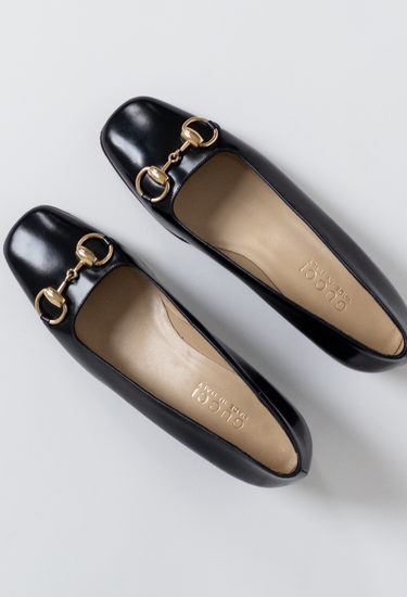 Gucci vintage low heel pumps in black leather with gold-tone horsebit hardware - top view