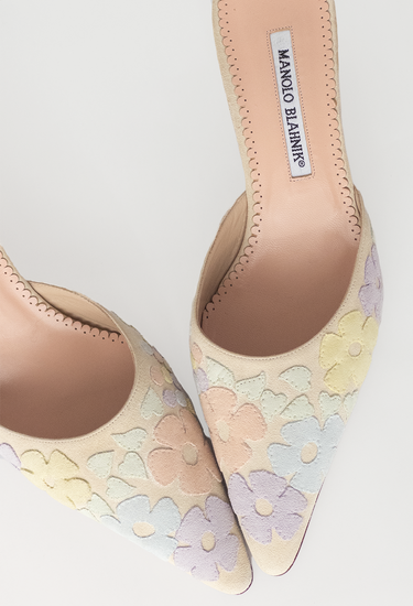 Manolo Blahnik vintage kitten heels in pastel colors suede - material/texture close-up